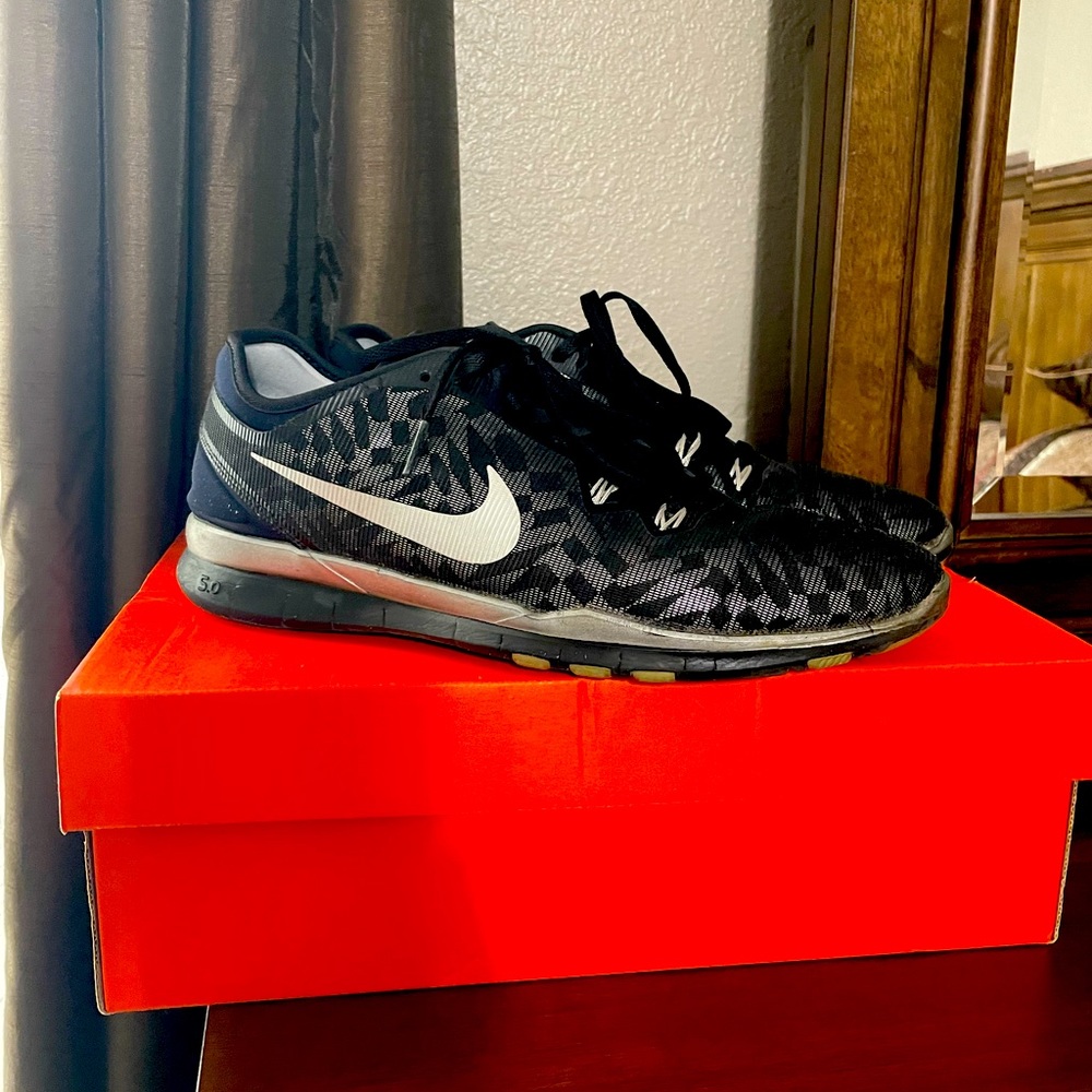 Nike athletic shoe silver and black great condition